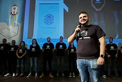 Álvaro Fontela con el equipo de Raiola Networks en un evento